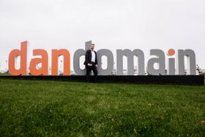 Ronnie Bach Nielsen stiftede it-virksomheden Dandomain i en kælder. I dag tjener virksomheden knap 20 mio. kr. ud af en omsætning på 71 mio. kr. om året.