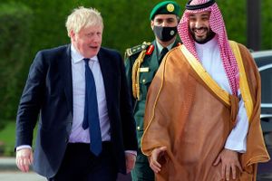 Storbritanniens premierminister Boris Johnson er den seneste regeringschef, der har besøgte Riyadh for at formå kronprins Mohammed bin Salman til at sætte olieproduktionen i vejret for at afværge en egentlig energikrise. Foto: AFP/Bandar Al-jaloud  