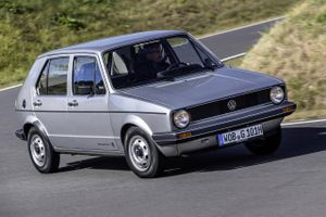 I 1974 kom den første VW Golf, der blev Årets Bil i Danmark 1975. Bilen var en del af det moderne koncept med stor bagklap. Fotos: Volkswagen