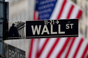 Globale investorer har ifølge en ny undersøgelse fra Bank of America hamstret aktier med rekordfart den seneste måned, mens de har sænket deres kontantandele betragteligt. Det kan være et advarselssignal.