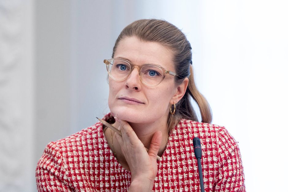 Hvad stod der i papirerne, da regeringens mest magtfulde ministre endeligt besluttede at fjerne en fridag? Svaret stod til at trække ud, indtil loven var vedtaget – men så sendte vi et spørgsmål til ministeren.