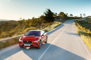 Elbilen Jaguar I-Pace er blevet kåret som årets bil i Europa 2019 ved det internationale motorshow i Genéve.