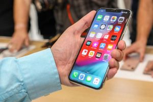 Tech columnist Geoffrey A. Fowler tries out the $1099 iPhone Xs Max, with a 6.5-inch screen -the largest Apple has ever sold. Foto: Washington Post photo by Jhaan Elker
