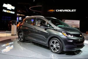 Bilproducenten General Motors tilbagekalder omkring 69.000 elektriske biler, efter flere af dem pludselig er brudt i brand.