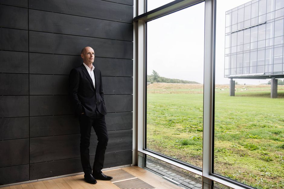 60 år torsdag: Henrik Clausen, bestyrelsesformand for infrastrukturselskabet TDC Net, har haft en række topstillinger og en udadvendt stil. Sådan er det ikke længere.