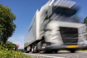 Siden 2010 er lastbiltrafikken på de danske veje steget med 26 pct. I vækstområder er stigningen højere. En afgift skal fra 2025 effektivisere lastbiltransporten.  