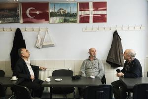 Mehmet yilmhaz (Tv.) Drikker kaffe med nogle venner pŒ Tyrkisk Kulturforening