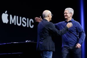 Apple-chef Tim Cook (til højre) omfavner medstifteren af Beats by Dre Jimmy Lovine ved en Apple-konference i San Francisco.