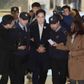 Samsungs kronpris, Lee Jae-yong (midten), blev formelt arresteret sidste fredag for sin rolle i en korruptionsskandale, der har rokket ved Sydkoreas politiske og erhvervselite. Foto: Go Boem-jun Newis via AP