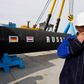 Det første rør til naturgasrørledningen Nord Stream er klar til at blive lagt i Portovaja ved Den Finske Bugt den 9. april 2010. Arkivfoto: AP/Dmitrij Lovetskij