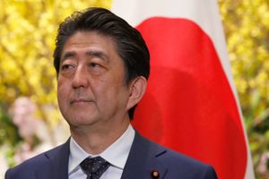 Shinzo Abe kunne nærmest gå på vandet efter sin økonomiske politik, Abenomics blev lanceret i 2012. Nu truer en skandale både ham og hans vækstplan. Foto: Kim Kyung-Hoon/Pool Photo via AP