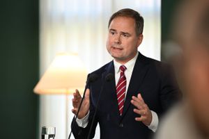 Regeringen har fremlagt et stramt finanslovsudspil uden store gaver, men dog med planer om mere hjælp til økonomisk pressede danskere.