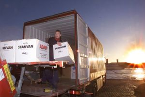 Flyttefirmaet Adams Transport i gang med indflytning på Toldboden. Kenneth sætter flyttekasser på liften. Foto: Kim Agersten