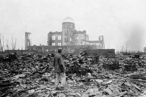 Resterne af en biograf i Hiroshima, Japan, fotograferet en måned efter, at amerikanerne i Anden Verdenskrigs afsluttende fase den 6. august 1945 sprængte verdens første atombombe. Arkivfoto: Stanley Troutman/AP
