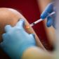 At der leveres færre doser end lovet, skyldes, at den fabrik, som producerer vaccinerne, skal bygges om. Foto LOIC VENANCE/AFP