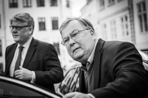 Københavns Byret har besluttet, at retssagen mod tidligere forsvarsminister Claus Hjort Frederiksen skal foregå bag lukkede døre.