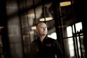 Regeringens nye reformudspil halter, når det kommer til kortsigtede løsninger. Restaurationsbranchen har brug for arbejdskraft med det samme for ikke at miste millioner i omsætning, siger adm. direktør for en af landets største restaurantkæder.