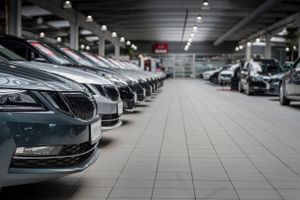 Den danske bilbranche er mildest talt udfordret efter år med corona og efterfølgende krig i Ukraine. Priserne stiger og forhandlere hamstrer biler.