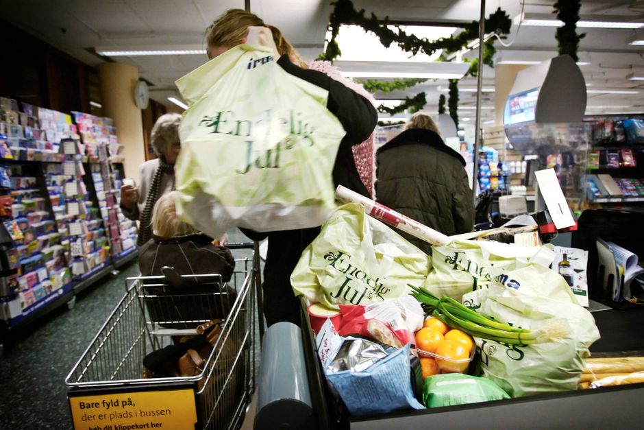 Skal det være forbudt at bruge plastposer, eller skal de være dyre at bruge? Et tysk forbud sætter gang i debatten.