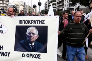 Demonstranter i Athen lader ingen i tvivl om, hvem der efter deres mening bærer skylden for Grækenlands voldsomme økonomiske nedtur som følge af gældskrisen. Foto: AP/Yorgos Karahalis