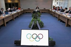 IOC’s eksekutivkomite med præsident Thomas Bach for bordenden er allerede i gang med møderne i Monaco. På tirsdag skal der stemmes om 40 reformforslag. Foto: Lionel Cironneau/AP