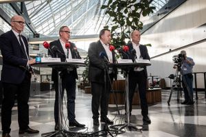 Formænd fra CO-industri og Dansk Industri præsenterer ny overenskomstaftale. Foto: Emil Helms