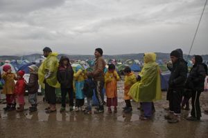 Det er uklart, hvilken skæbne de mange flygtninge – bl.a. i denne lejr ved den græsk-makedonske grænse – der allerede befinder sig i Grækenland, får. Om de får mulighed for at rejse videre op igennem Europa. Skitsen til en aftale mellem Tyrkiet og EU lægger nemlig kun op til at tilbagesende nye »irregulære migranter«. Foto: Visar Kryeziu/AP