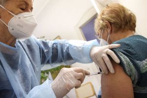 En kvinde får sit tredje stik med en coronavaccine i Berlin. Lidt over 60 procent af den samlede befolkning i EU, Norge, Island og Liechtenstein er fuldt vaccineret mod virusset. Arkivfoto: Wolfgang Kumm/Ritzau Scanpix