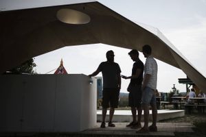 En pavillon, som i profil danner logoet for operahuset i Sydney, skal hylde 100-året for mesterarkitekten Jørn Utzon.