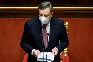 Italiens nye premierminister fik stående ovationer fra senatorer efter sin første tale til parlamentet.