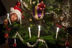 De lidt større børn kan bl.a. hjælpes igennem dagen ved at deltage i nogle af juleforberedelserne.  Foto: Jan Dagø