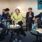 Smilene er forlængst stivnet - ikke mindst hos de øvrige Eurolandes ledere. Lige nu står den græske premierminister Tsipras helt alene - også i bogstaveligste forstand efter at hans finansminister, Varoufakis, for kort tid siden annoncerede, at han træder tilbage.