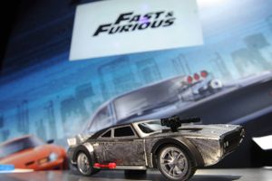 Den nye eludgave af muskelbilen Dodge Charger kan købes fra 2024. Her er det en legetøjskopi af Dom’s Ice Charger fra filmen Fast & Furious 8. Foto: AP/Diane Bondareff