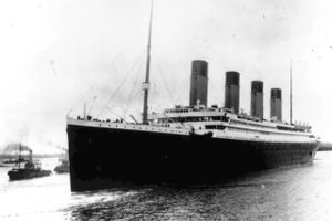 Det dyreste "Titanic"-artefakt nogensinde - et lommeur i guld - er blevet solgt på auktion for otte millioner.