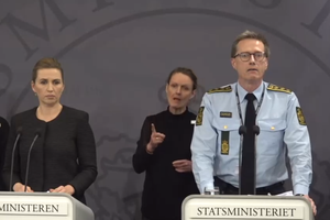 Statsminister Mette Frederiksen og rigspolitichef Thorkild Fogde under pressemødet onsdag aften og nye corona-tiltag.