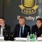Brøndby har ikke penge til at indfri sin gæld til klubbens hovedaktionær, Jan Bech Andersen (t.v.). Derfor har klubben søsat en aktieemission, som skal bringe mindst 100 mio. kr. ind i klubben. Brøndby-direktør Jesper Jørgensen (i midten) vil dog ikke garantere, at aktionærerne kan se frem til et udbytte på sine aktier. Til højre sportschef Troels Bech. Arkivfoto: Lars Poulsen/Polfoto