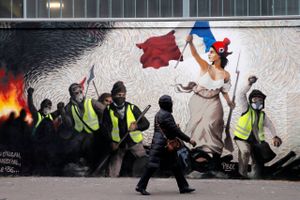 Inspireret af Eugene Delacroixs maleri "La Liberte guidant le Peuple" er "de gule veste" i Frankrig er kommet til at stå som symbol på oprøret mod den bestående orden; herunder også globaliseringen. Foto: AP/Christophe Ena