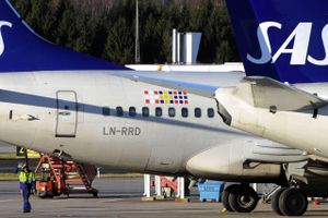 Et af SAS' Boeing 737 fly. SAS har besluttet at fortsætte med at bruge flytypen efter et andet Boeing-fly styrtede ned i Kina mandag. Foto: AP Photo/Johan Nilsson