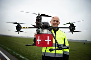 Der er kostbar tid og mange penge at spare ved at lade droner stå for transport af bl.a. blod- og vævsprøver. Et unikt forsøgsprojekt skal integrere droner i sundhedsvæsenet.