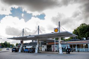 Der har længe været langt mellem ladestanderne i tyndtbefolkede områder af Danmark. Drivkraft Danmark vil nu problemet til livs. Medlemmerne, der bl.a. tæller Uno-X, Circle K og OK, vil frem mod 2025 opsætte 210 flere lynladestationer.