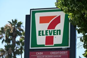 Seks 7-Eleven butikker i Californien blev mandag ramt af en række røverier og skyderier. To mennesker er døde og tre er sårede. Skyderierne falder på en helt speciel dato taget butikkens navn i betragtning. Den 11. juli, eller som amerikanerne skriver det - 7/11. 