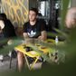 Journalistvennerne Panagiotis Paenesis (t.v.) og Dimitris Bizas (t.h.) hænger ud på baren Tranzistor i det centrale Athen. Panagiotis Paenesis er arbejdsløs, mens Dimitris Bizas har et deltidsjob, hvor han tjener 150 euro måneden. Foto: Gregers Tycho