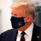 Donald Trump har opgivet sin modstand mod at bære mundbind. Her under et besøg i et medicinalfirma i North Carolina, der arbejder på at udvikle en vaccine. Foto: Jim Watson/AFP