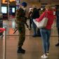 Hvis man går uden for en dør i Italien, skal man have et papir med sig, som dokumenterer ens formål. Det bliver jævnligt kontrolleret. Foto: REUTERS/Alberto Lingria