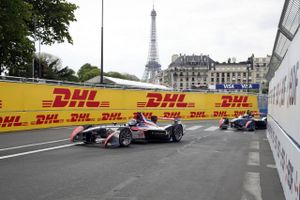 Formel E køres som gadeløb i store byer. Her i Paris med Eiffeltårnet i baggrunden. Foto: Adam Warner/AP