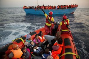 Migranter fra Eritrea er blevet reddet fra en overfyldt båd, som har sat afsted fra Libyen for at tage dem til Europa. Menneskesmuglere satser bevist på, at skibe skal samle dem op, når de kommer i havsnød.
