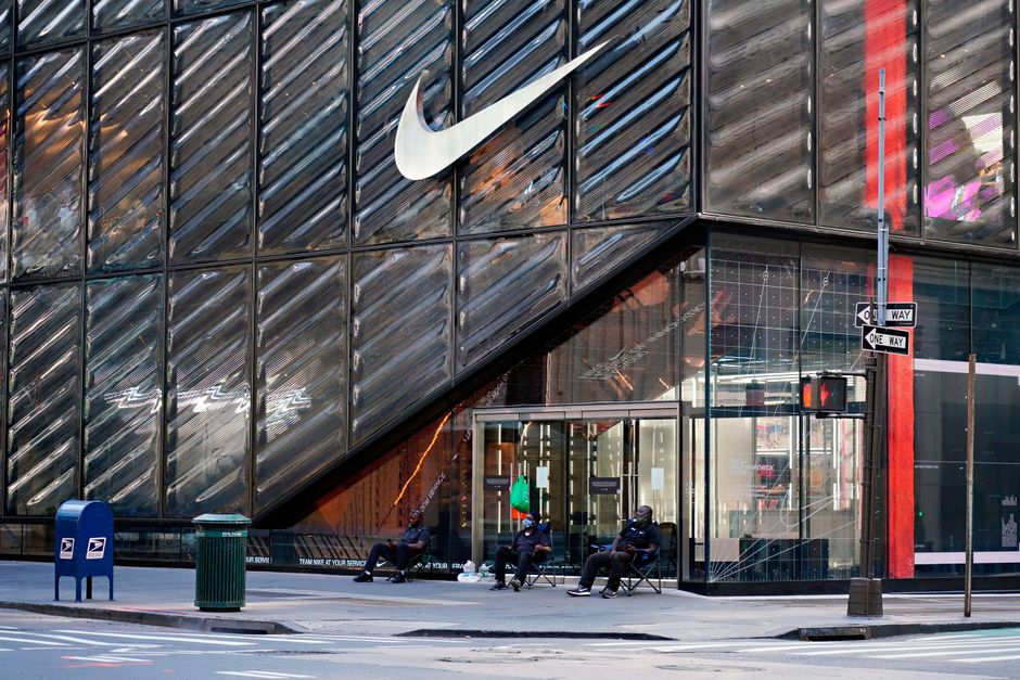 Uhøfligt defekt på vegne af Nike fyrer medarbejdere efter stort underskud