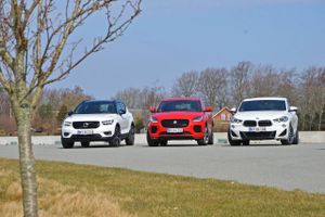 Først og fremmest gælder det om at se godt ud i klassen for de små kompakte SUV’er. Fra venstre er det Volvos nye XC40, Jaguar E-Pace og BMW X2. Foto: Christian Schacht