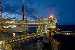 Flere oliespillere i Nordsøen råber vagt i gevær over en lille opkomling, der med en kompliceret finansiel manøvre står til at blive Danmarks næststørste olieaktør. Ingen grund til bekymring, lyder det fra selskabet.