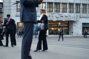 Store internationale banker skærer kraftigt ned på de ansatte.